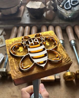 Vypalovací cejch s velkou včelou a iniciály, vyráběn na zakázku.🐝