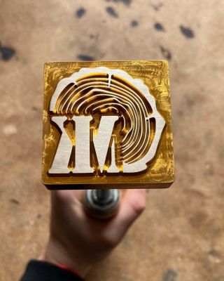 Cejch pro truhláře s monogramem. Výroba na zakázku.