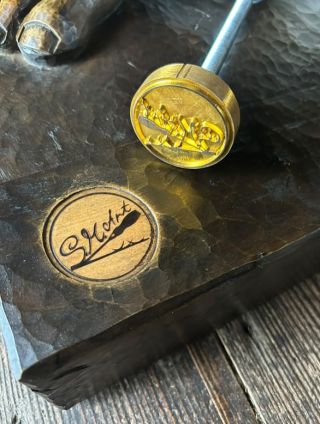 Řezbář @s.m.art_wood si nechal vyrobit cejch a označil s ním podstavec své sochy. 🔥🪵 Teď už nikdo nezapochybuje, čí dílo...